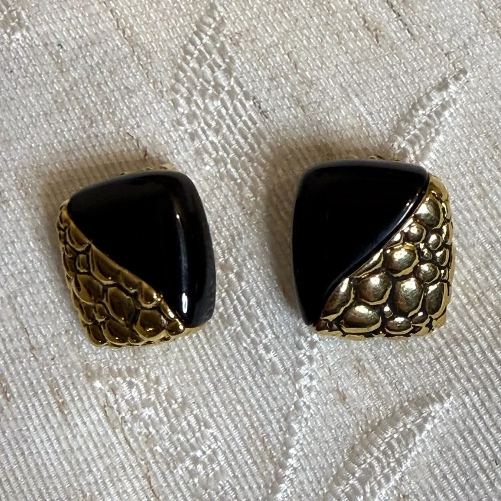 Givenchy‎ 4G gold pebble texture and black acrylic clip-on earrings. 1980’s - Picture 5 of 7